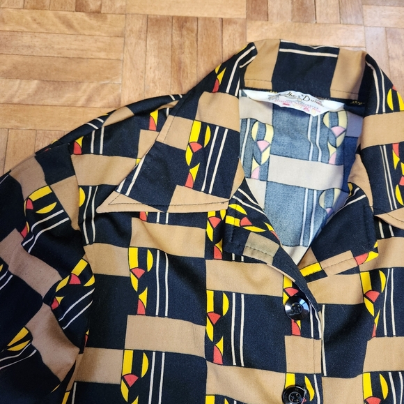 Vintage women's 70's polyester geometric print button down shirt - Picture 2 of 7